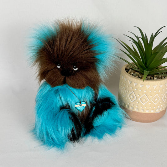 Ours de collection fait main Azurion en fausse fourrure marron et turquoise, vue de face
