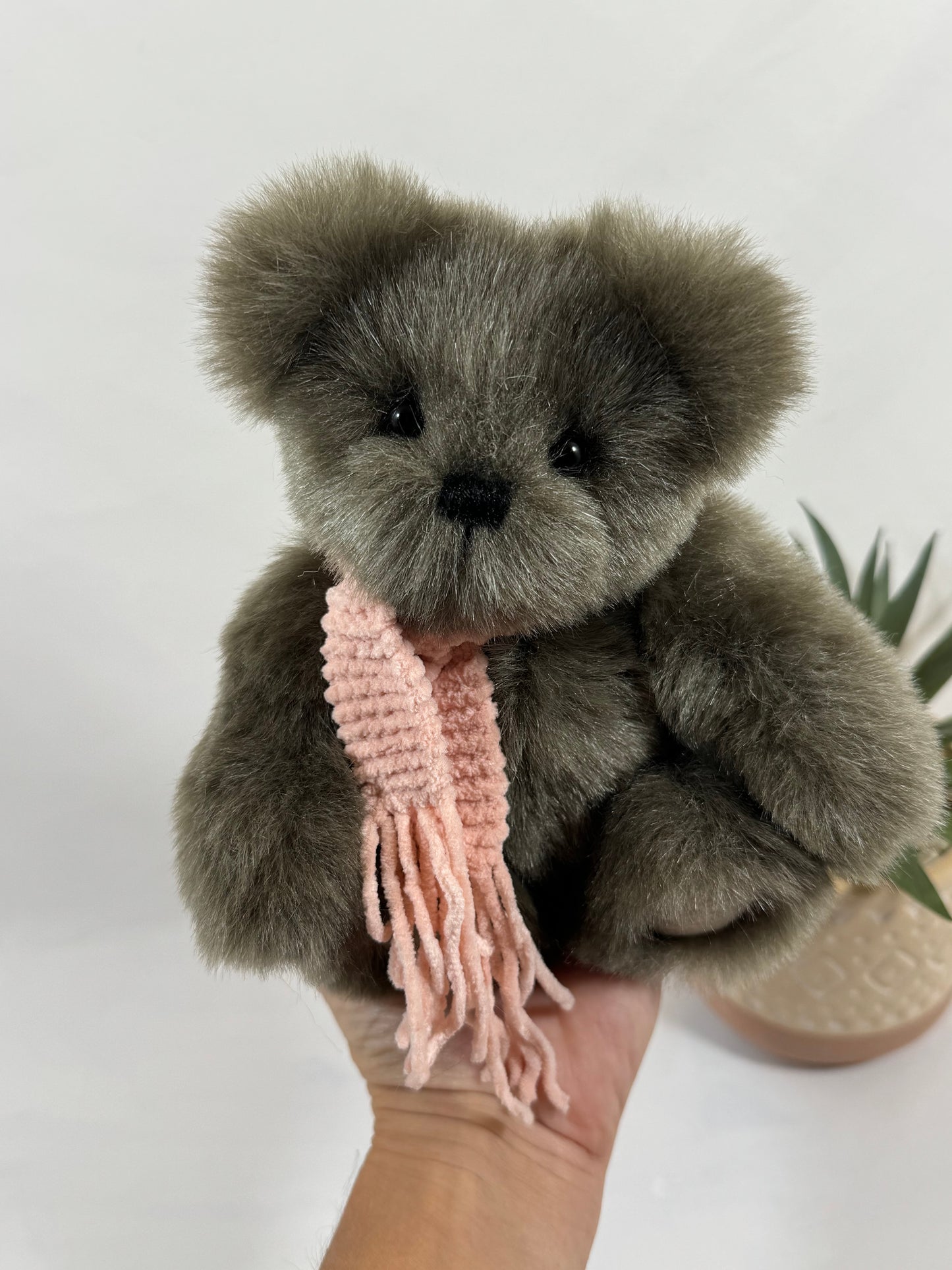 Ours articulé Babeth 20 cm assis, peluche de collection artisanale Un Ours dans ma Maison