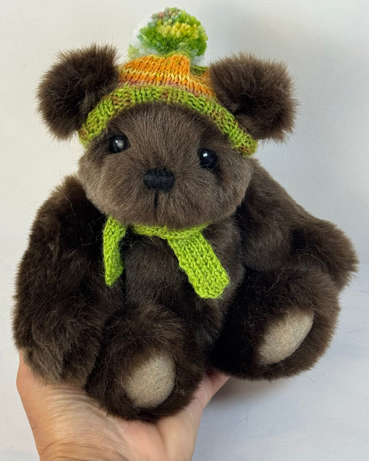 Ours de collection Balou 20 cm en fausse fourrure marron avec bonnet tricoté