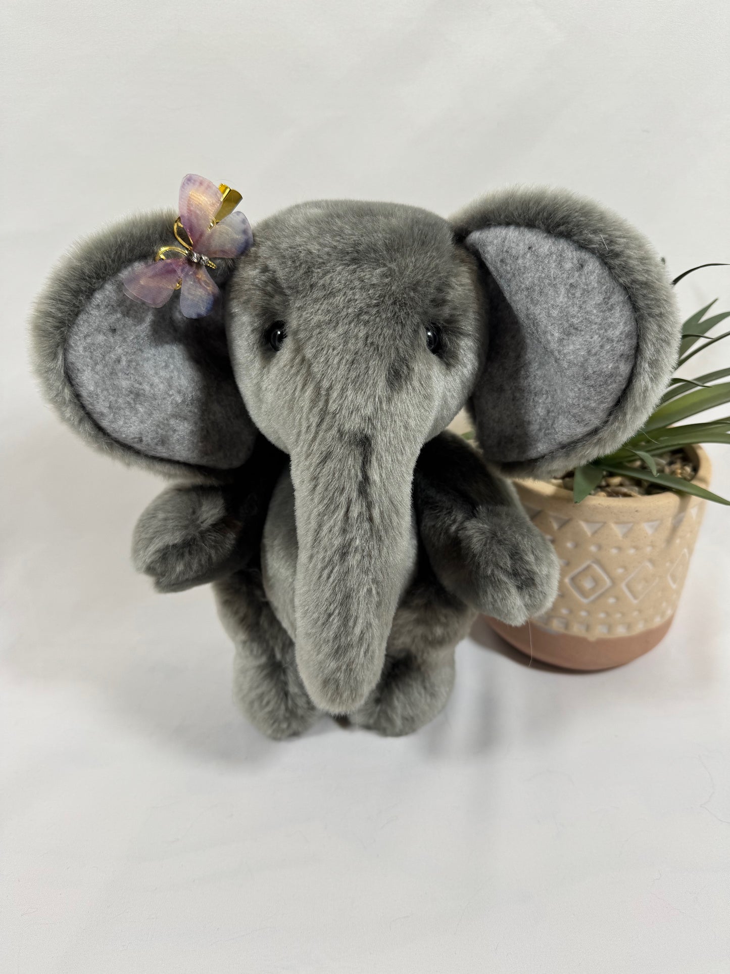 Détail de l’éléphant Bloom en peluche de collection avec papillon amovible