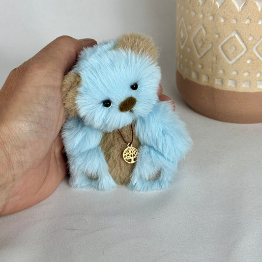 🧸 Blue – Ours miniature 10 cm bicolore ciel et beige | Articulé à l’ancienne, fait main 🐻
