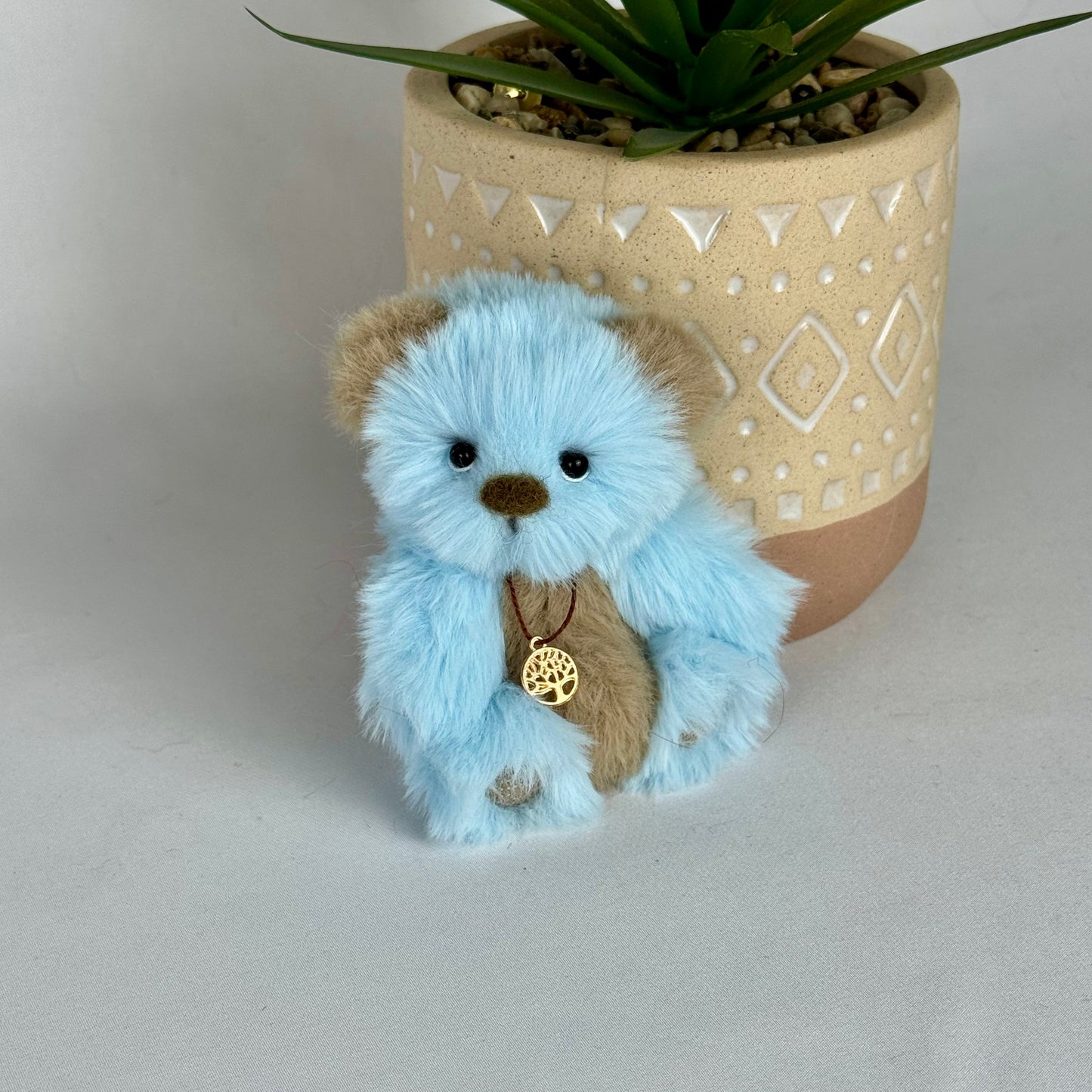 🧸 Blue – Ours miniature 10 cm bicolore ciel et beige | Articulé à l’ancienne, fait main 🐻