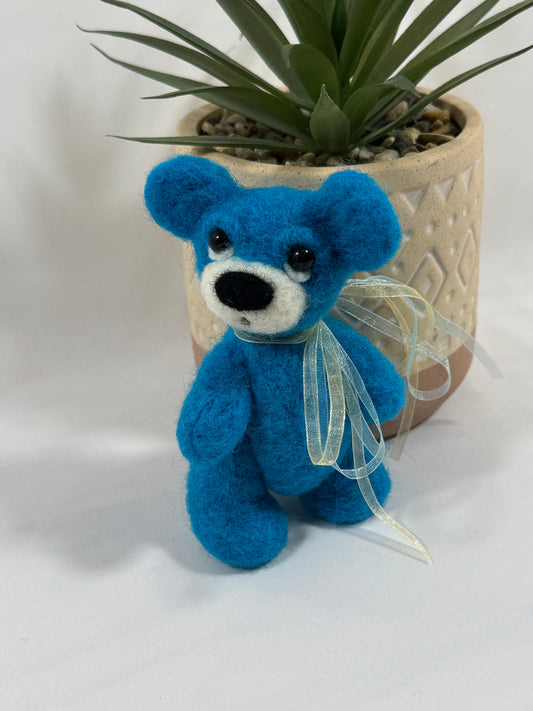 Ours Blue 12 cm en laine feutrée à l’aiguille, ours de collection artisanal avec ruban