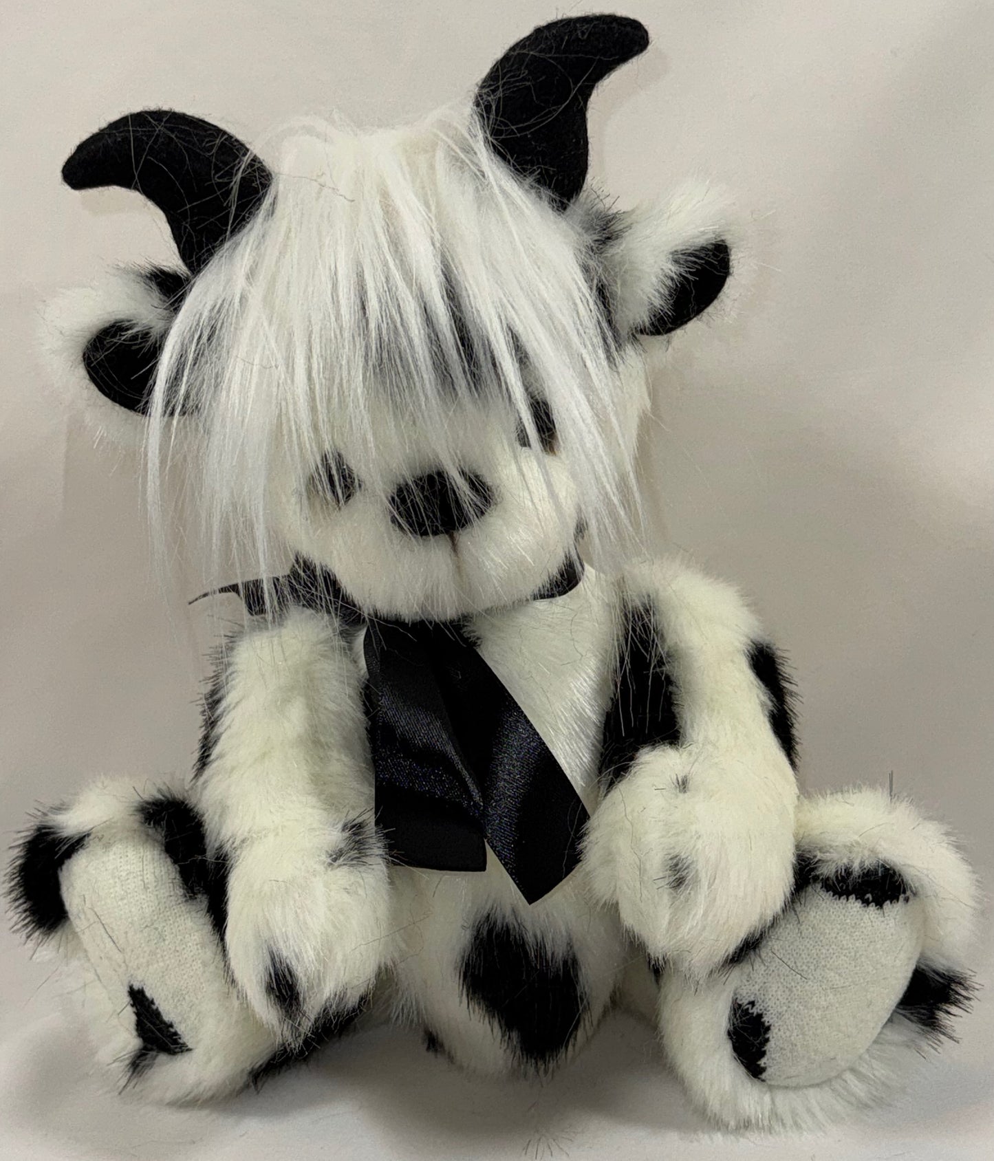 Vachette de collection articulée 32 cm Domino – style Highland noir et blanc, pièce unique