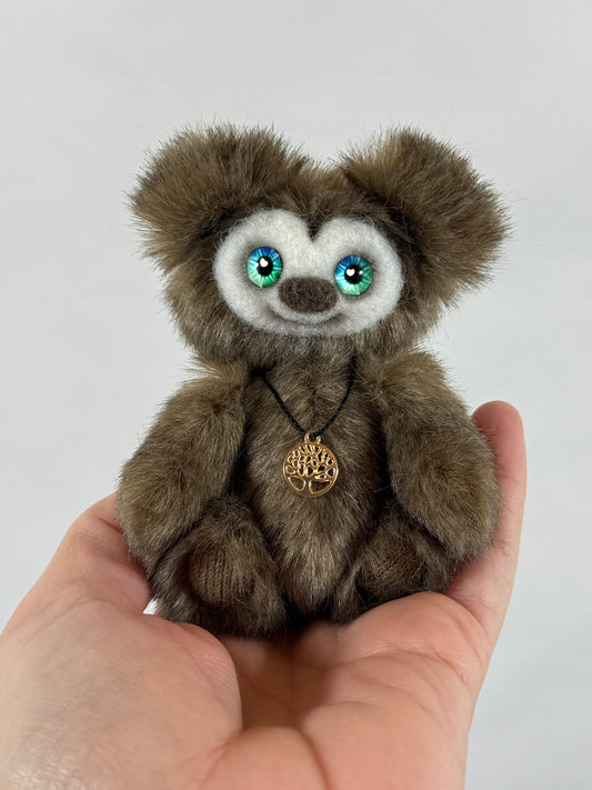 🧸 Elyo – Baby Frimousse miniature articulée en fausse fourrure marron aux yeux verts et touches de bleu | Collection Les Baby Frimousses