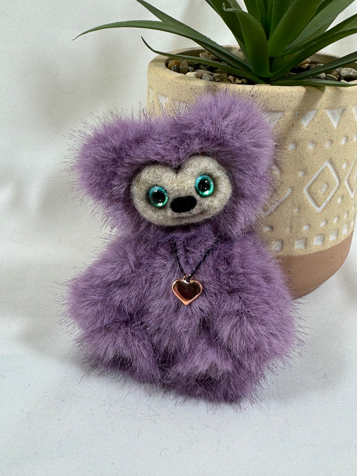 Elyra – Baby Frimousse miniature articulée en fausse fourrure violette | Collection Les Baby Frimousse