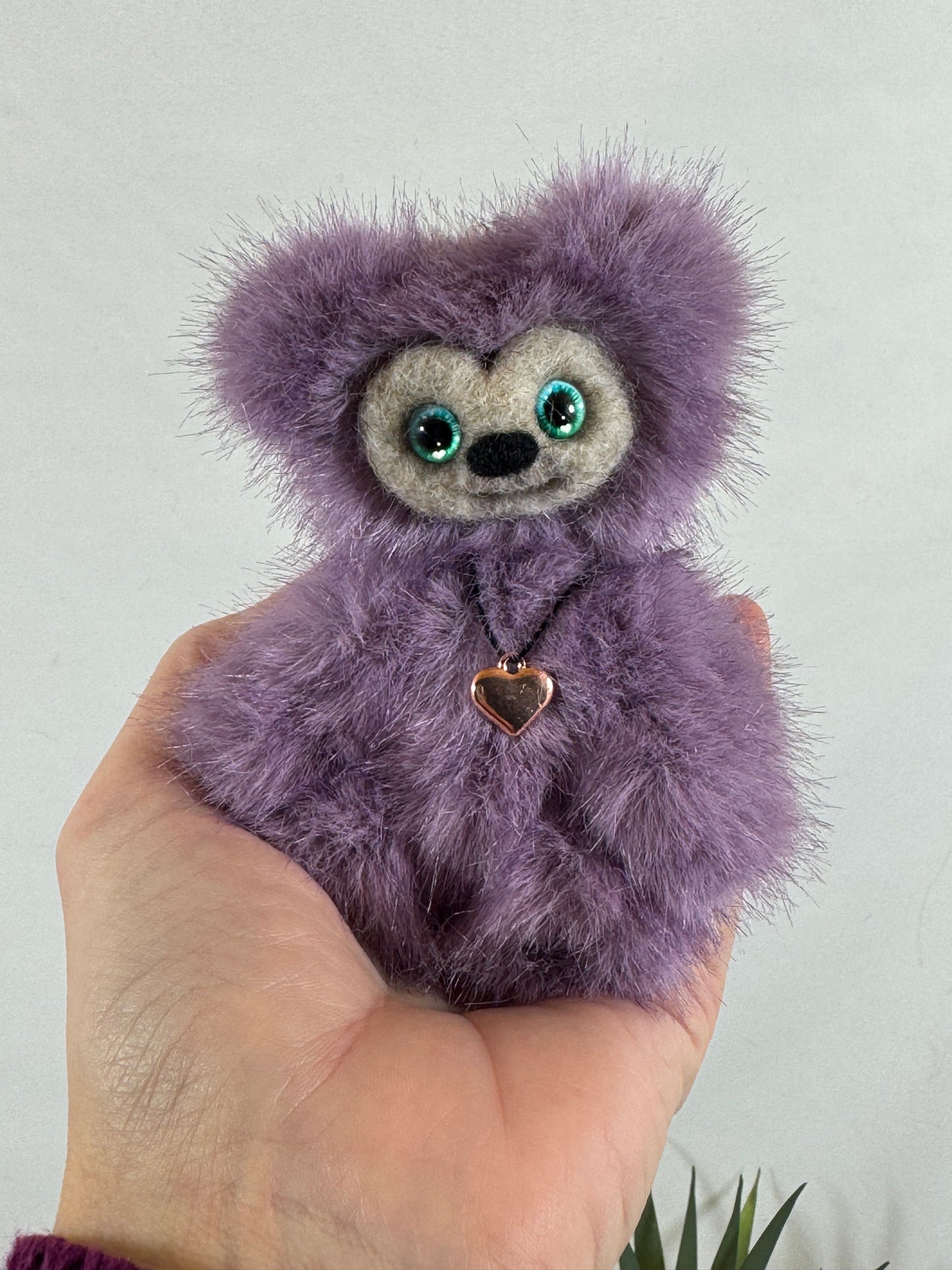 Elyra – Baby Frimousse miniature articulée en fausse fourrure violette | Collection Les Baby Frimousse