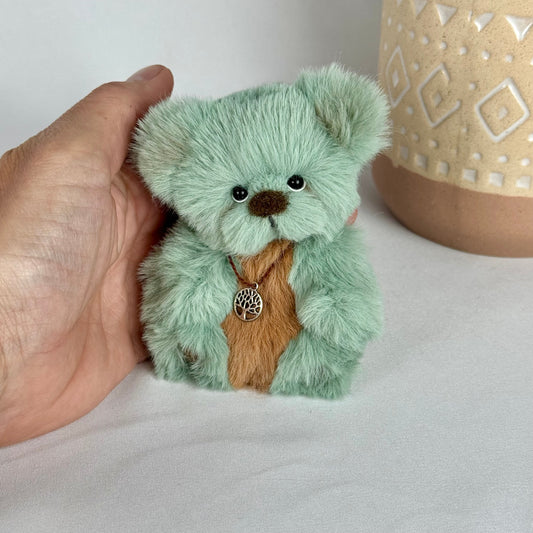 🧸 Emy – Ours miniature de collection 10 cm | Vert & marron, articulé à l’ancienne 🌿