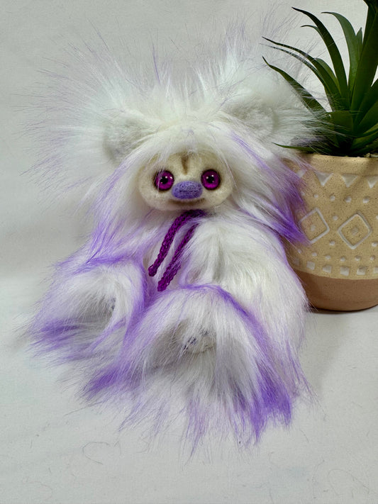 Ours de collection Emy 17 cm en fausse fourrure blanche à pointes violettes avec pendentif