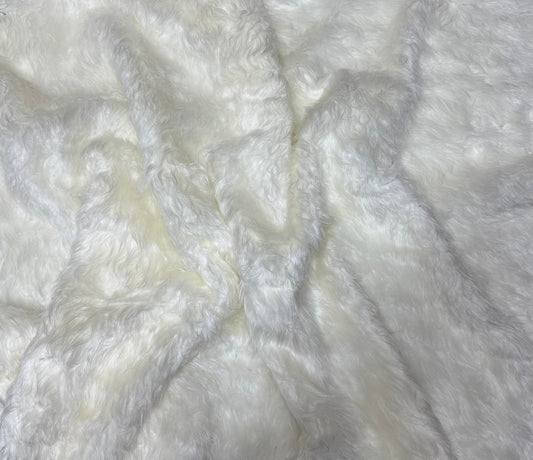 Fausse fourrure blanche légèrement ondulée, poils longs environ 3 cm, tissu synthétique premium largeur 155 cm