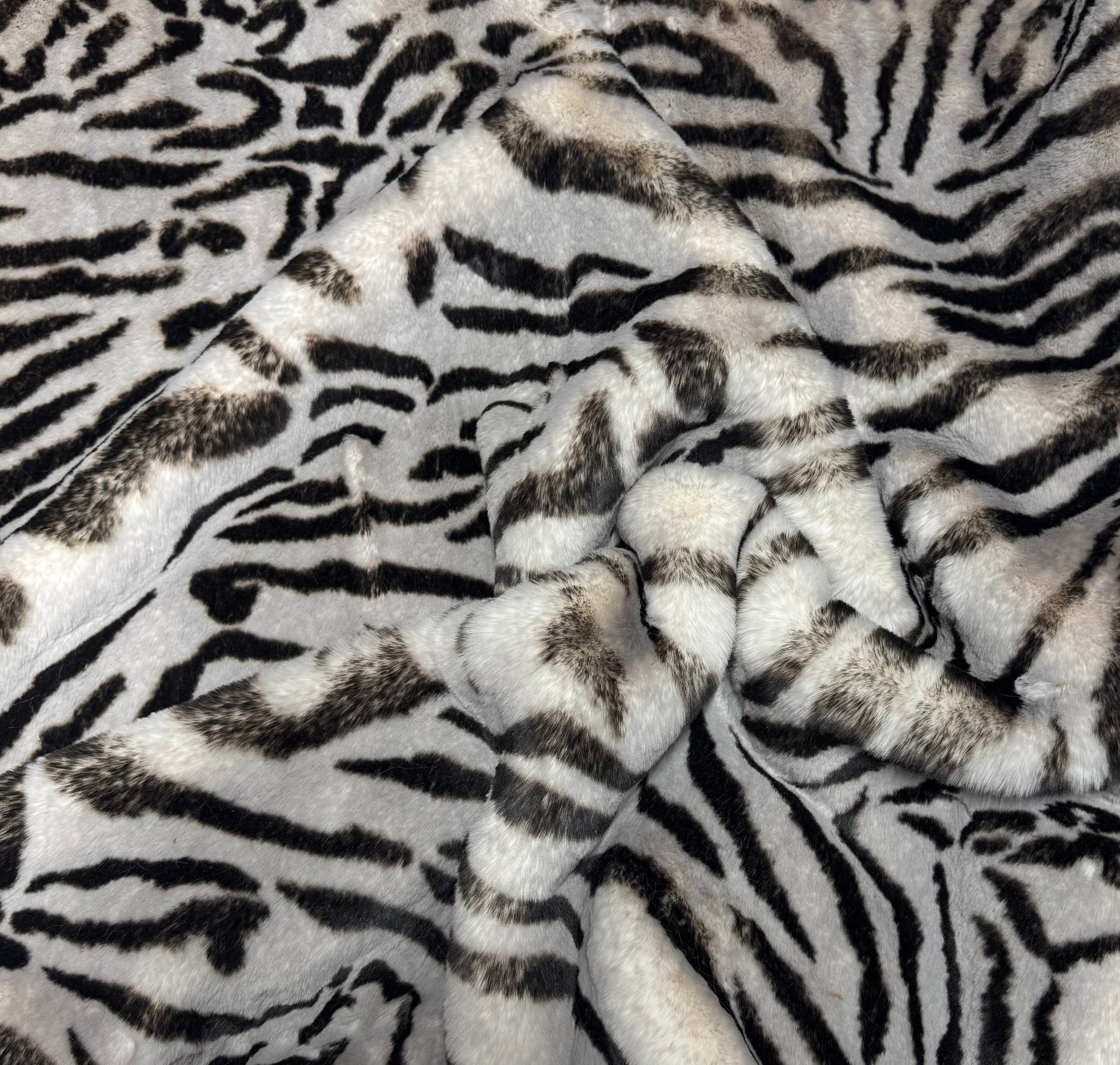 Fausse fourrure zébrée épaisse et douce poils mi-longs 2,5 cm vue texture