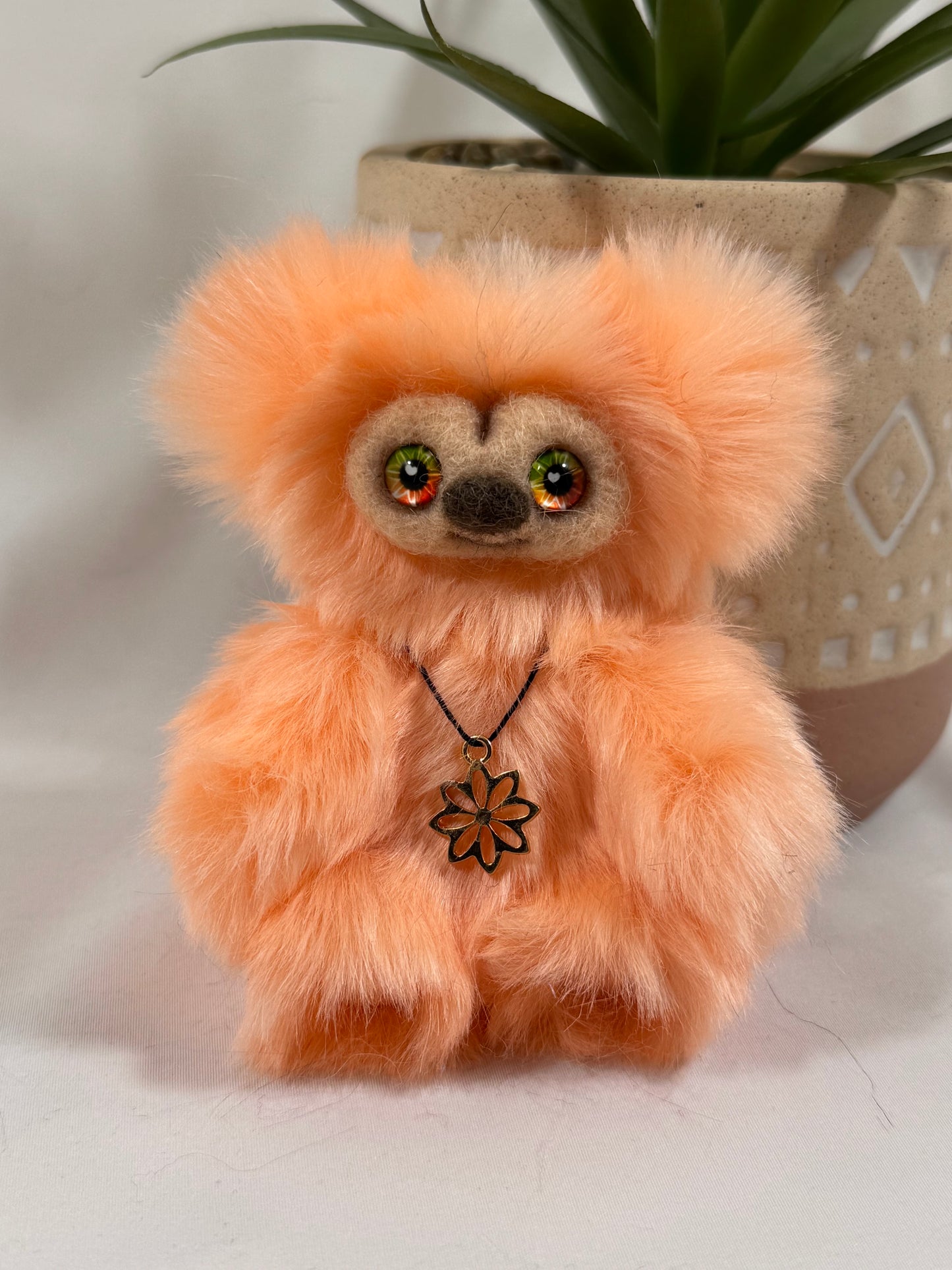 🧸 Feïnoa – Baby Frimousse miniature articulée en fausse fourrure pêche | Collection Les Baby Frimousses