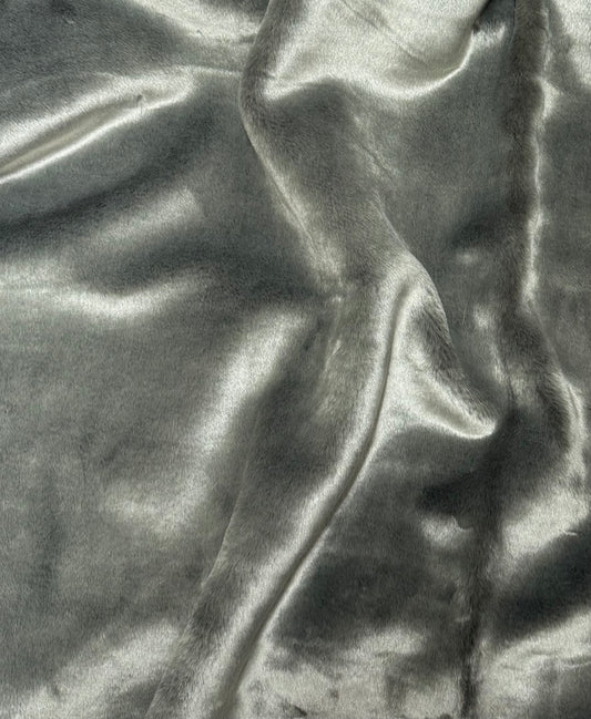 Fausse fourrure gris argent poils courts 1,5 cm vue texture soyeuse