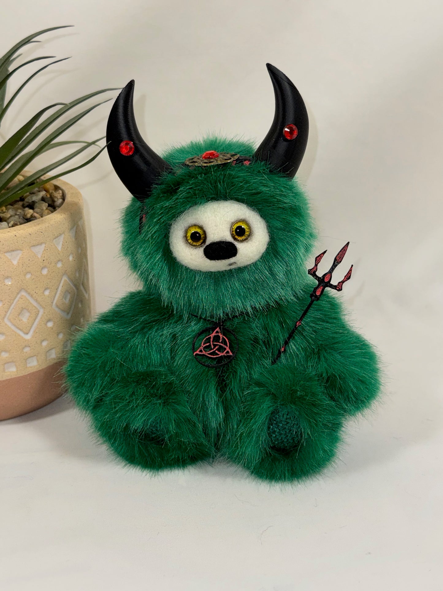 Gulliver – Frimousse Démon Articulée 15 cm | Peluche de Collection Artisanale | Cornes Amovibles | Articulation Traditionnelle