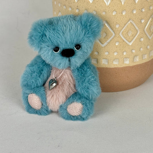 Ours miniature de collection Heart, en fausse fourrure bleue et rose avec médaillon cœur argenté.