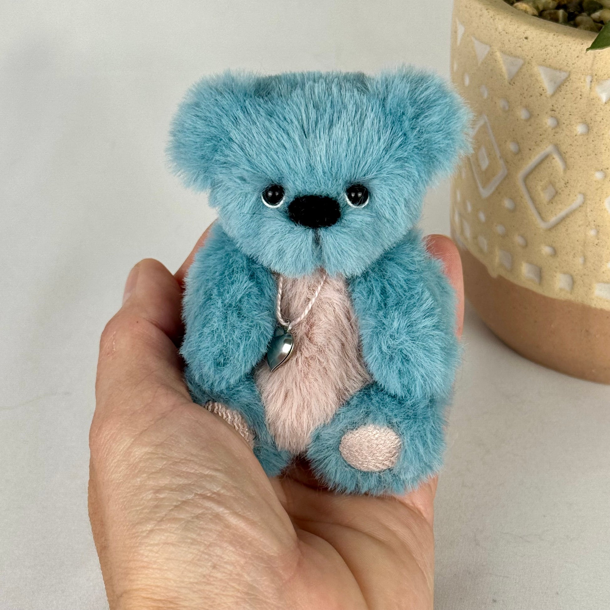 Peluche de collection faite main, articulée à l’ancienne, pelage bleu et rose.