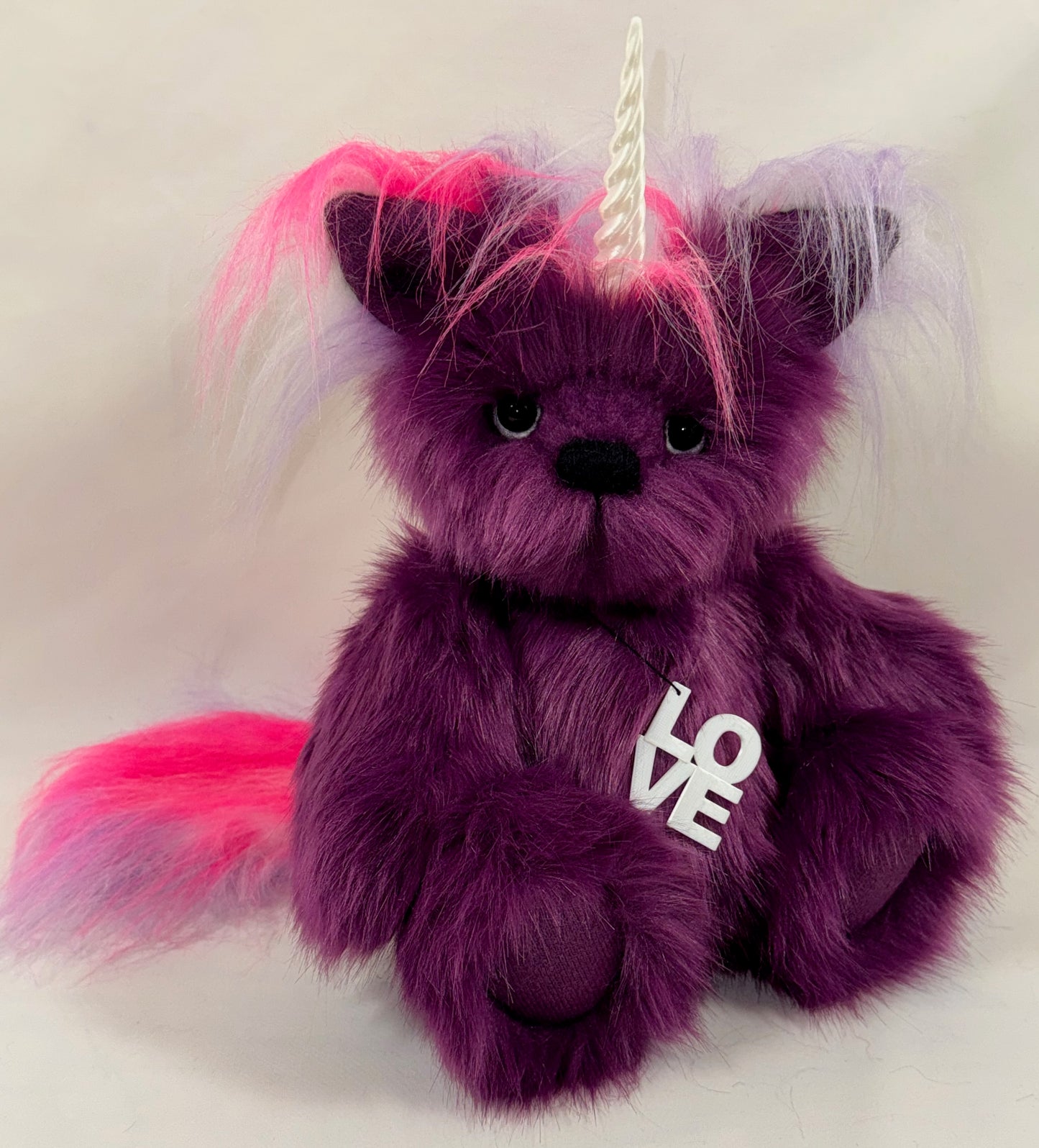 Peluche licorne artisanale Love articulée 32 cm avec pendentif 3D et yeux noirs