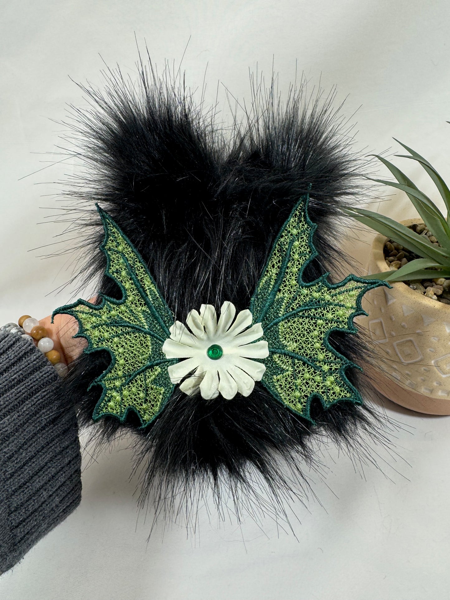 Frimousse elfique Lumérys 18 cm – ailes brodées amovibles, pièce unique