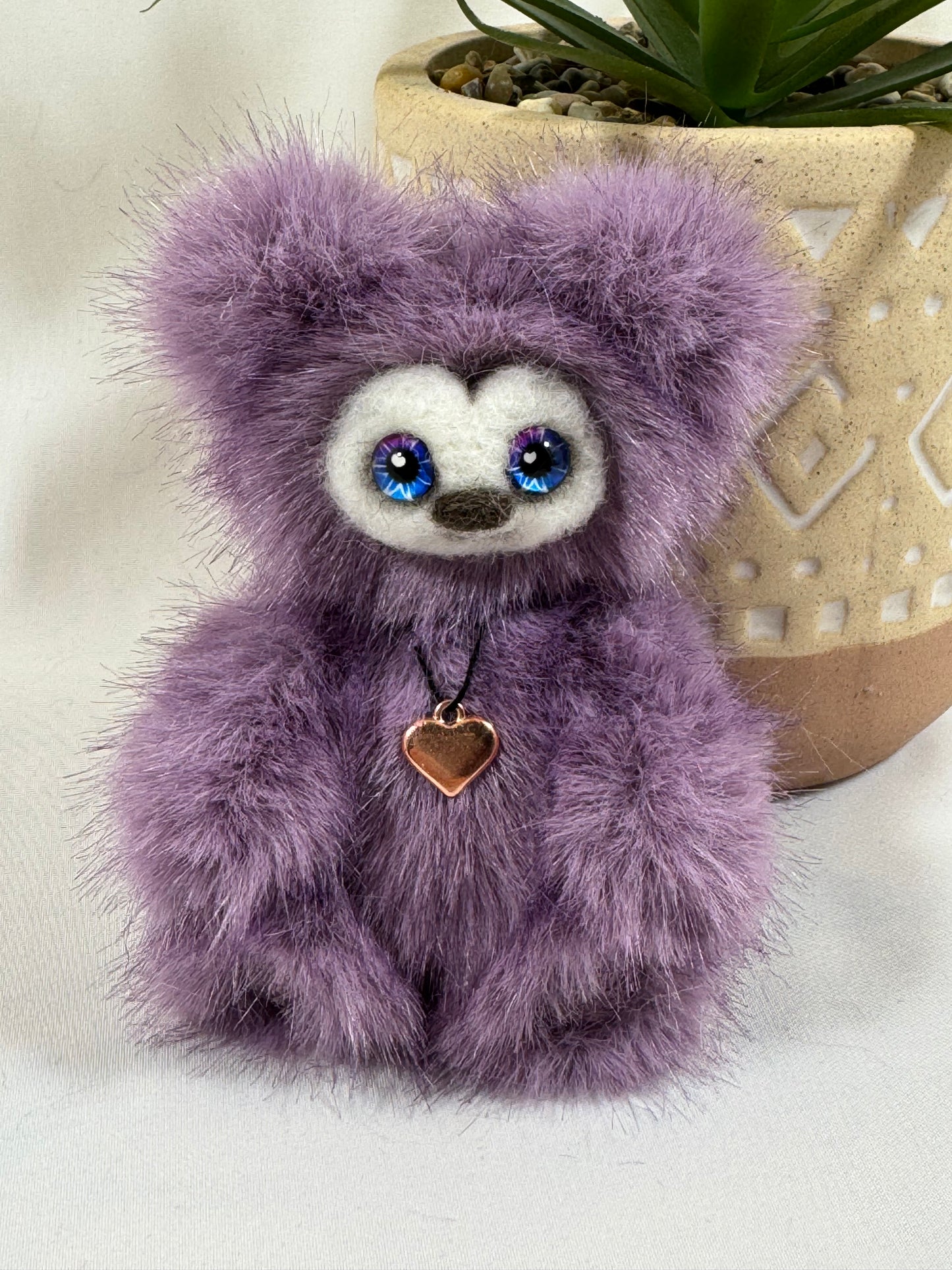 🧸 Maëly – Baby Frimousse miniature articulée en fausse fourrure violette | Collection Les Baby Frimousses