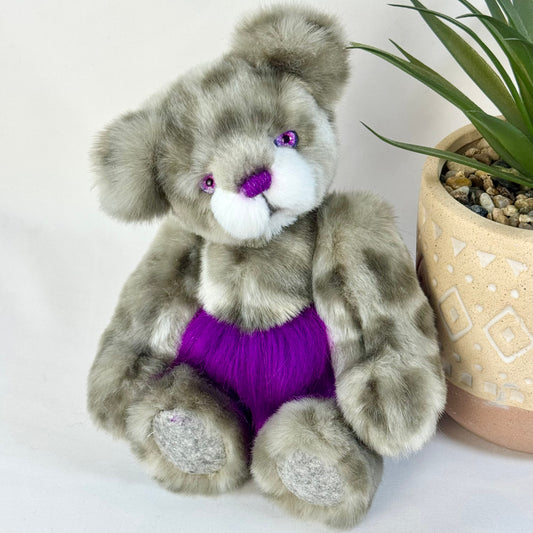 ours de collection articulé Mandy 20 cm en fausse fourrure léopard gris et fushia