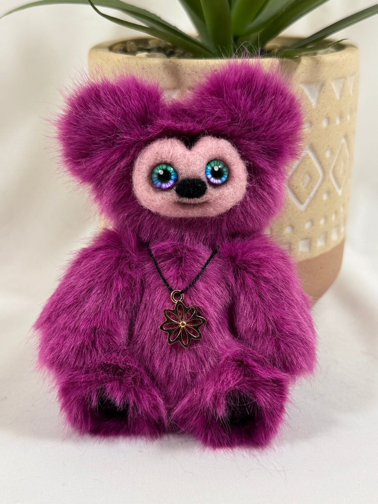 🧸 Mélia – Baby Frimousse miniature articulée en fausse fourrure rose fuchsia aux yeux violet, bleu et vert | Collection Les Baby Frimousses