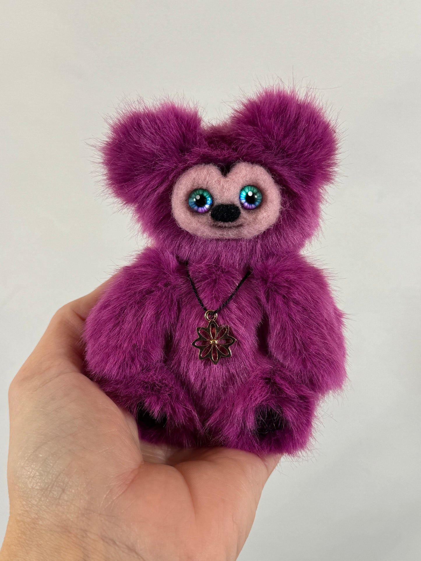 🧸 Mélia – Baby Frimousse miniature articulée en fausse fourrure rose fuchsia aux yeux violet, bleu et vert | Collection Les Baby Frimousses