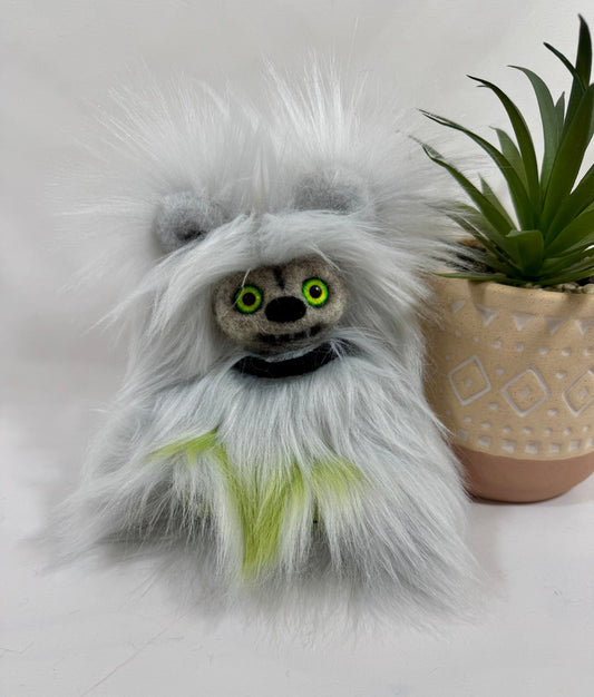 Ours de collection Milo 17 cm en fausse fourrure grise et verte avec yeux de verre