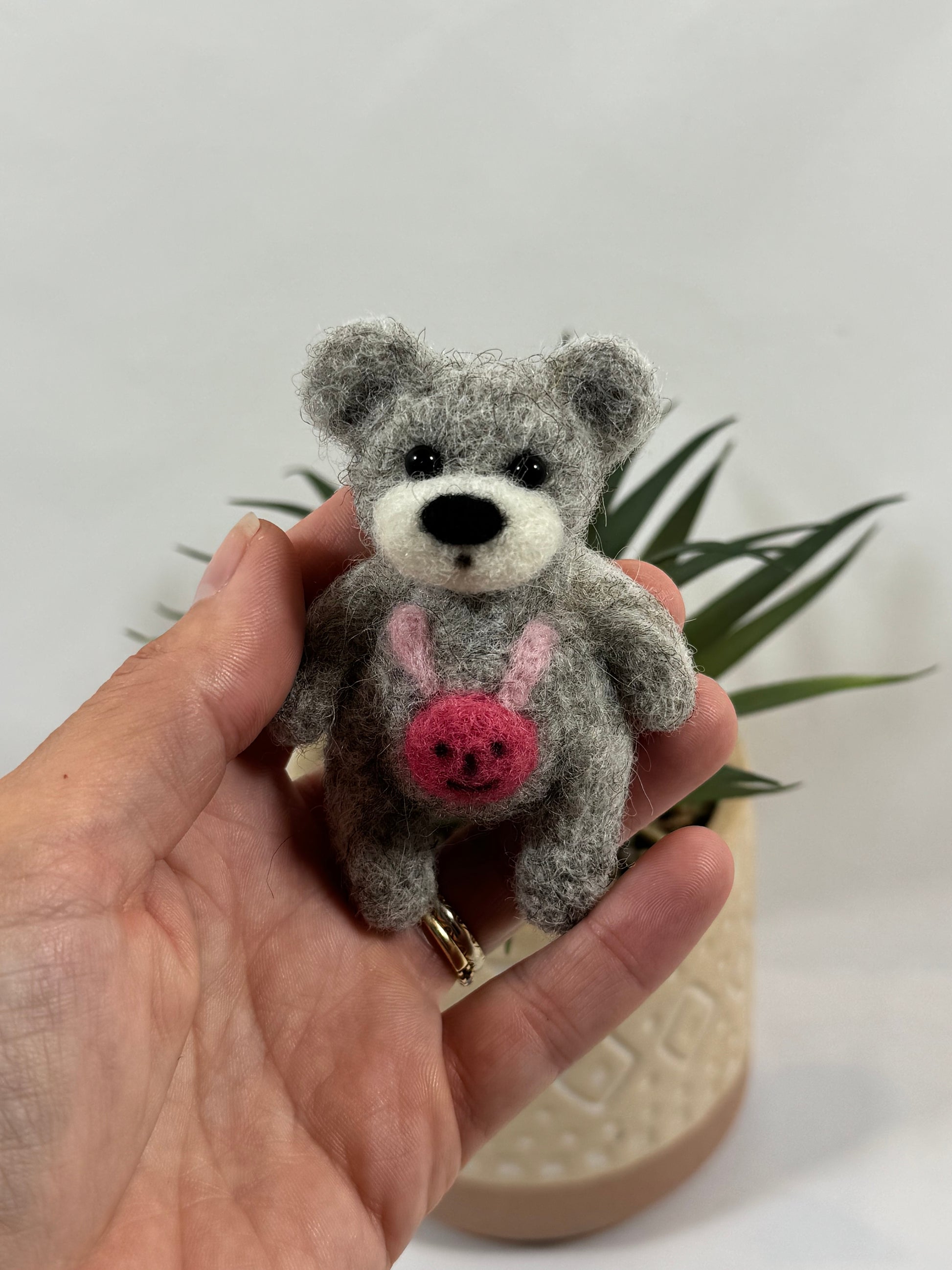 Petit ours feutré gris 9 cm avec sac rose – porte-clés porte-bonheur artisanal