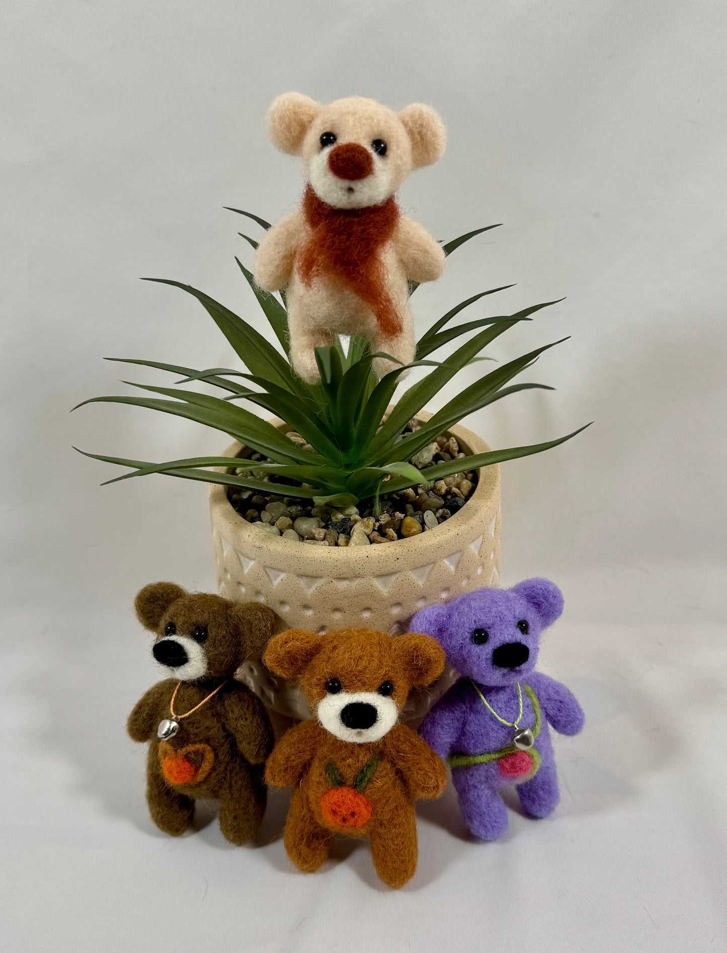 Groupe de petits ours artisanaux en laine feutrée de 9 cm