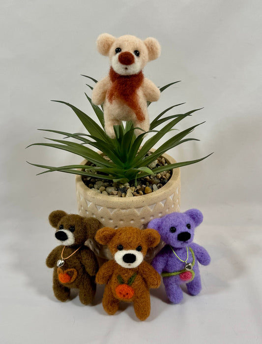 Groupe de petits ours artisanaux en laine feutrée de 9 cm