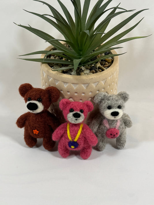Lot de trois mini ours feutrés artisanaux 9 cm – marron, rose et gris – talismans faits main