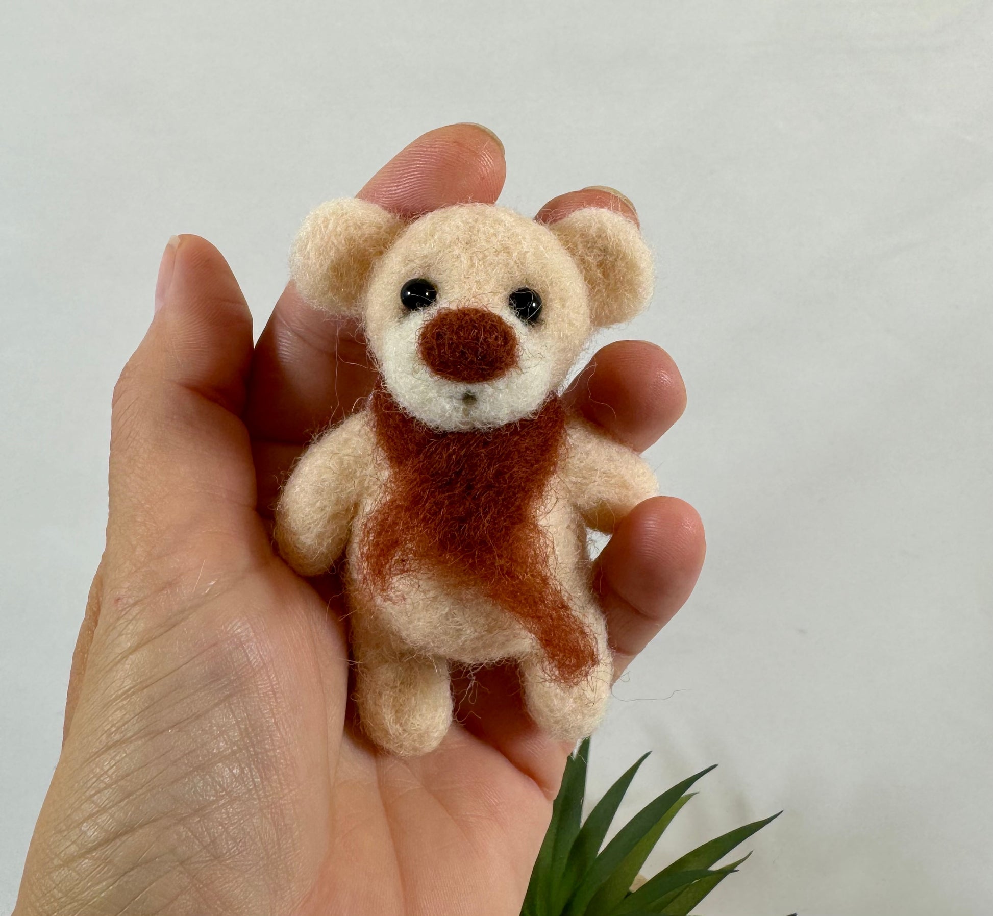 Mini ourson coloré en laine feutrée avec option porte-clés