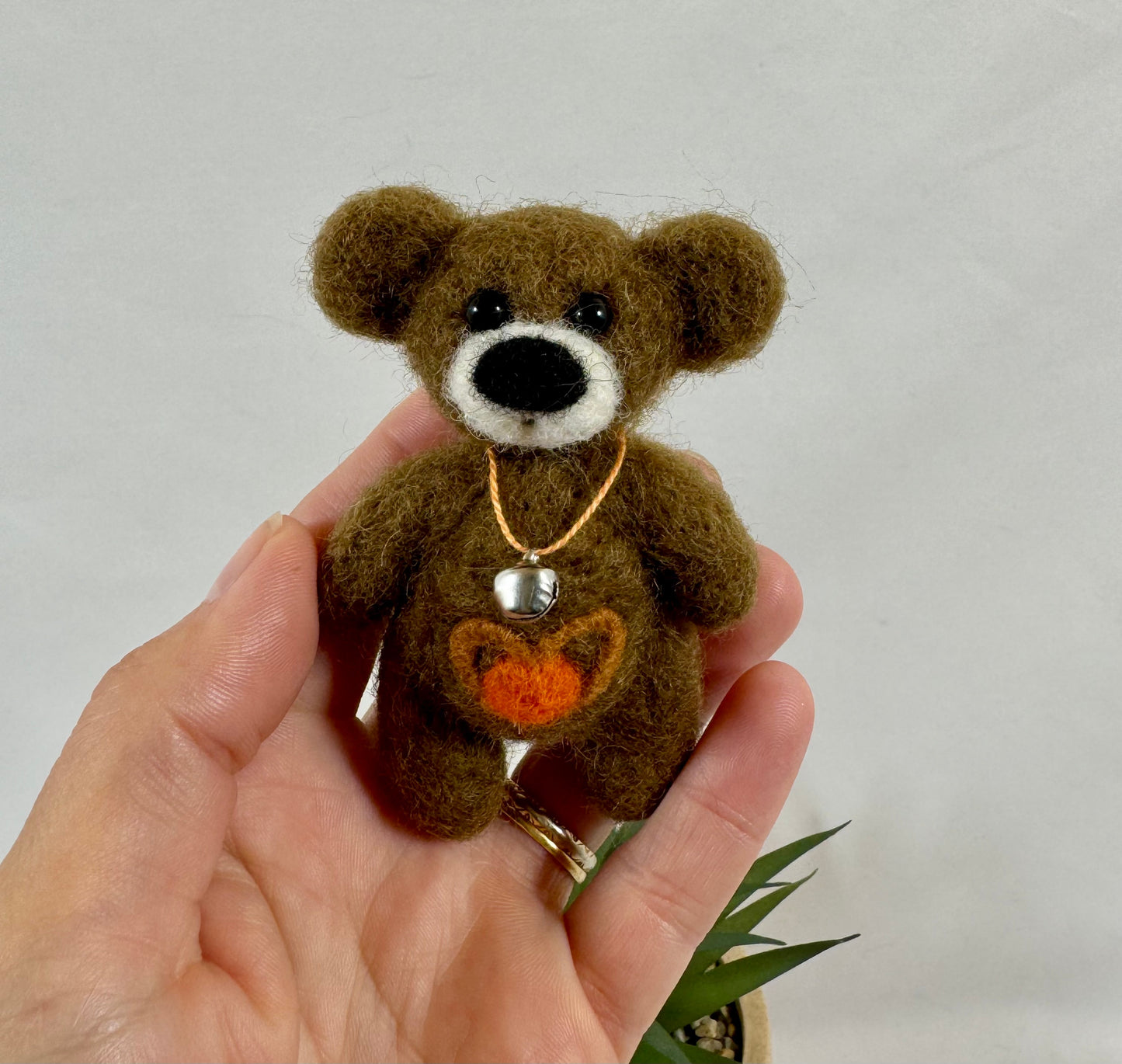 Petit ours de collection 9 cm en laine feutrée artisanale