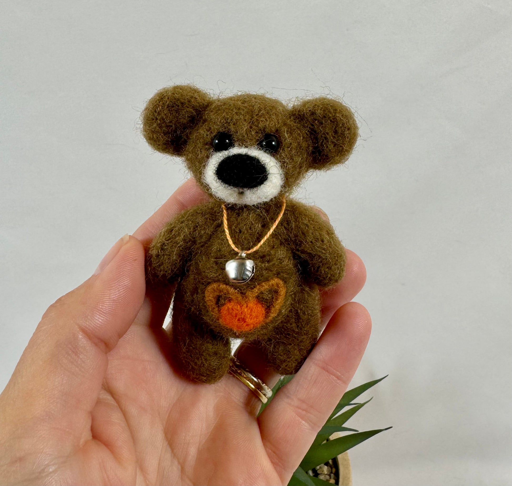 Petit ours de collection 9 cm en laine feutrée artisanale