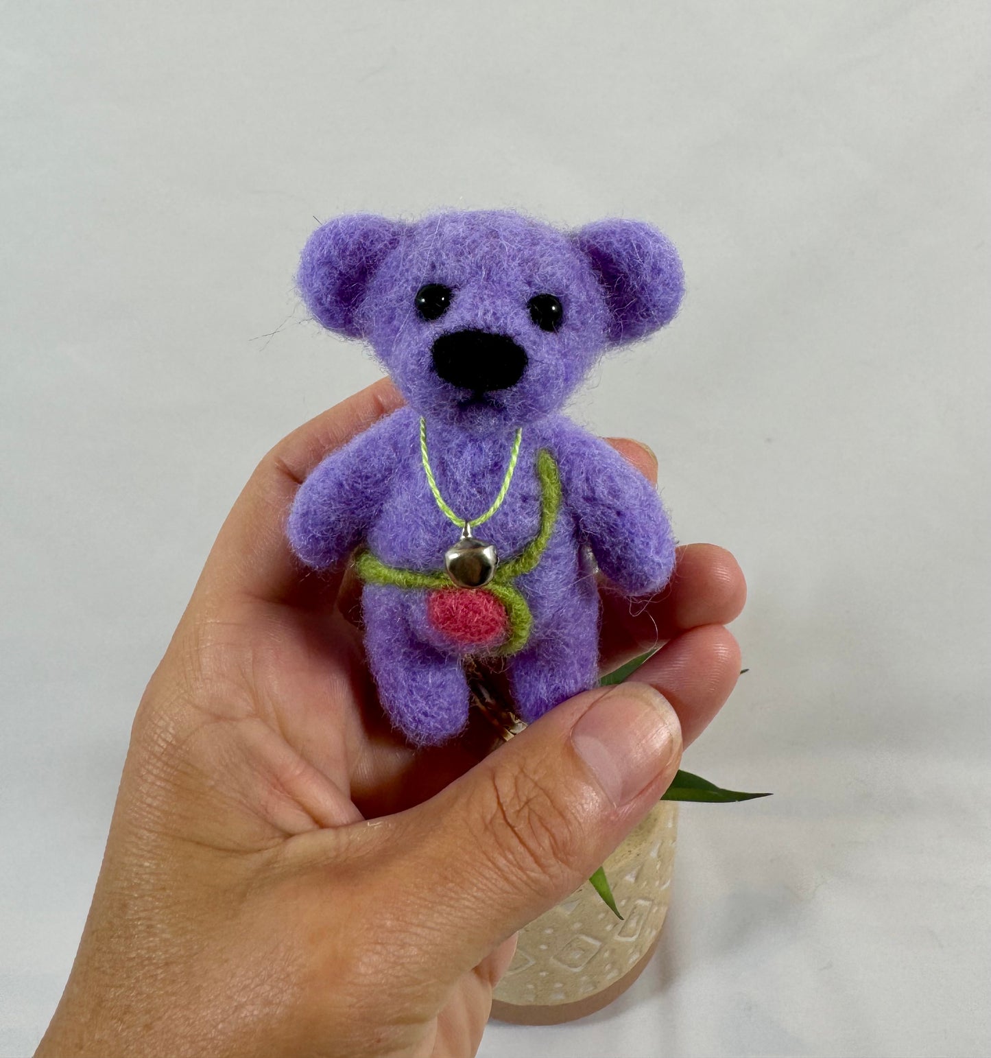 Mini ours en laine feutrée 9 cm – Fait main à l’aiguille | Option porte-clés