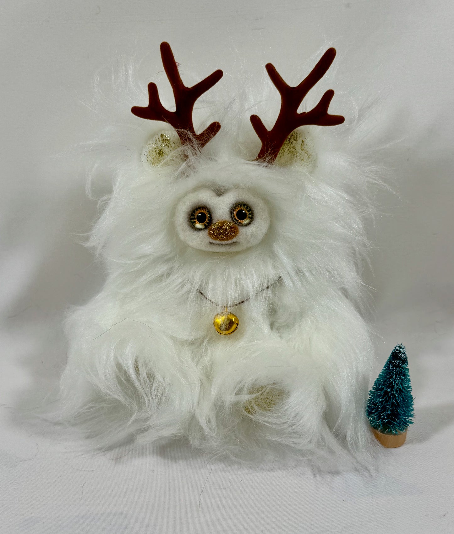 Frimousse de Noël “Neige” – Peluche de collection articulée 17 cm | yeux en verre & visage feutré