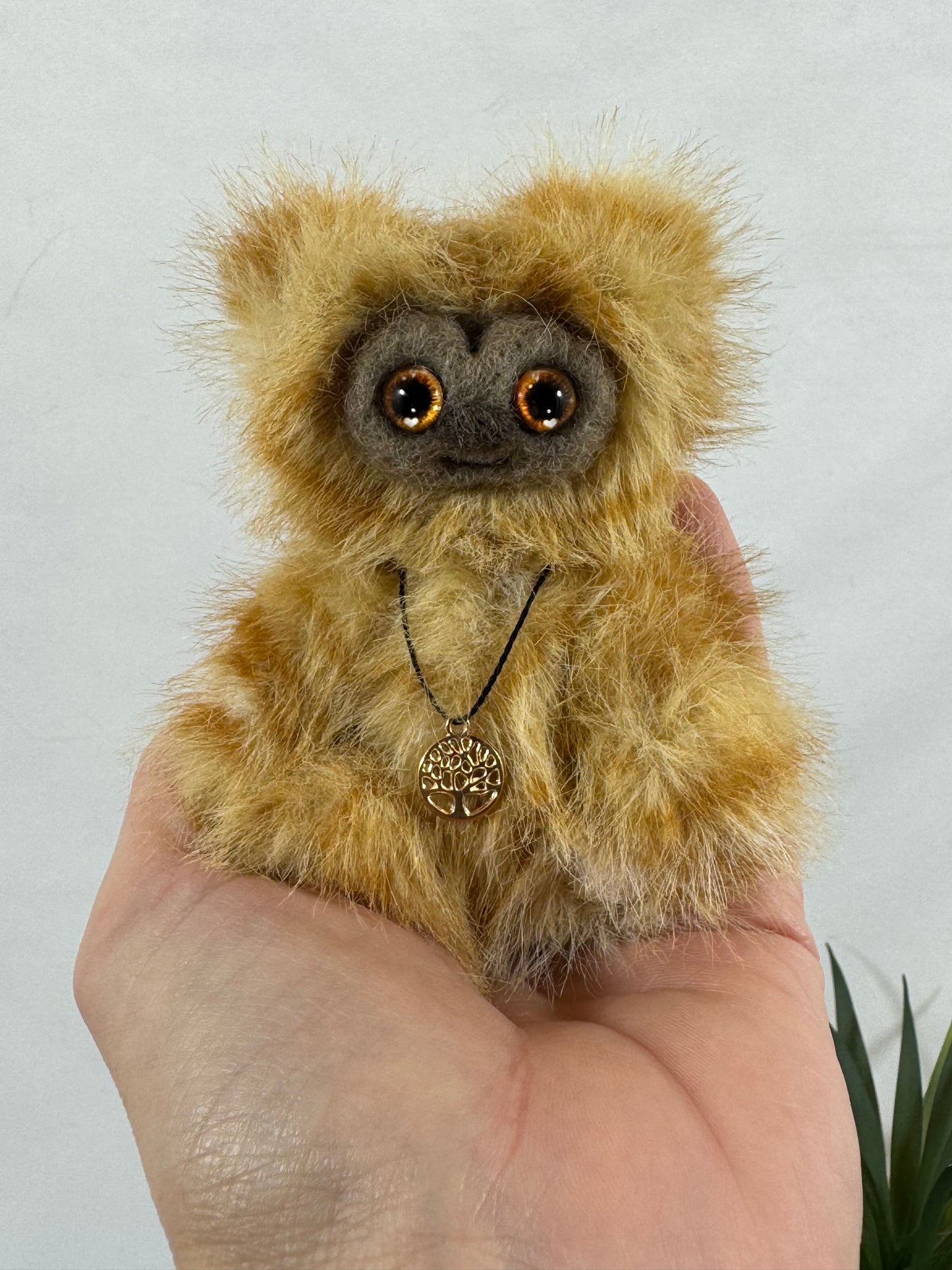 🧸 Norka – Baby Frimousse miniature articulée en fausse fourrure dorée | Collection Les Baby Frimousses