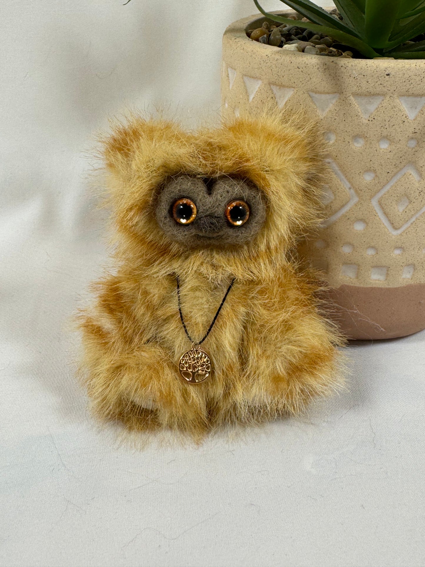 🧸 Norka – Baby Frimousse miniature articulée en fausse fourrure dorée | Collection Les Baby Frimousses