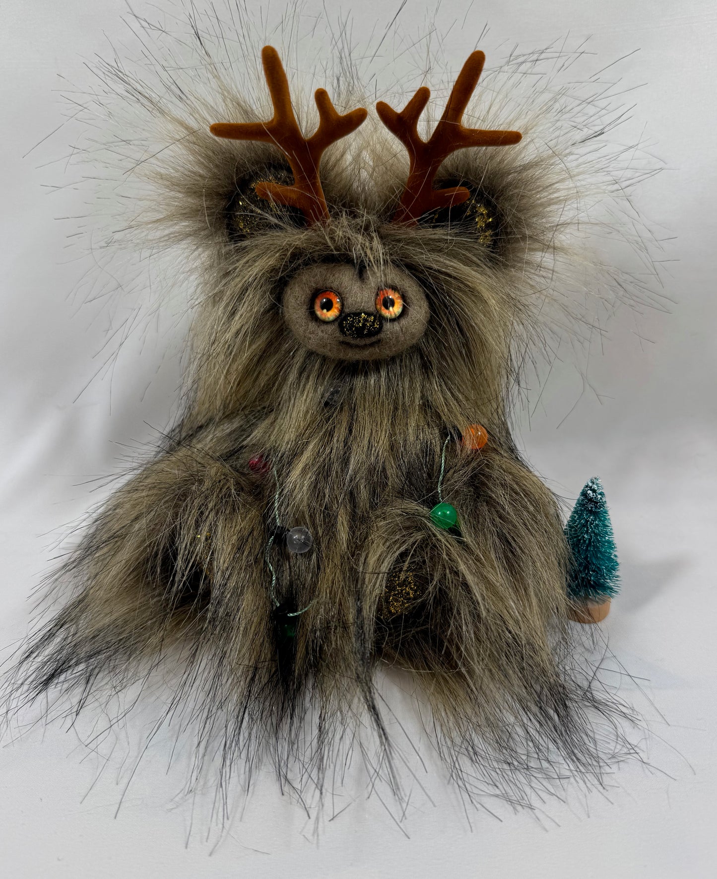 Frimousse de Noël “Nox” – Peluche de collection articulée 17 cm | yeux en verre & visage feutré