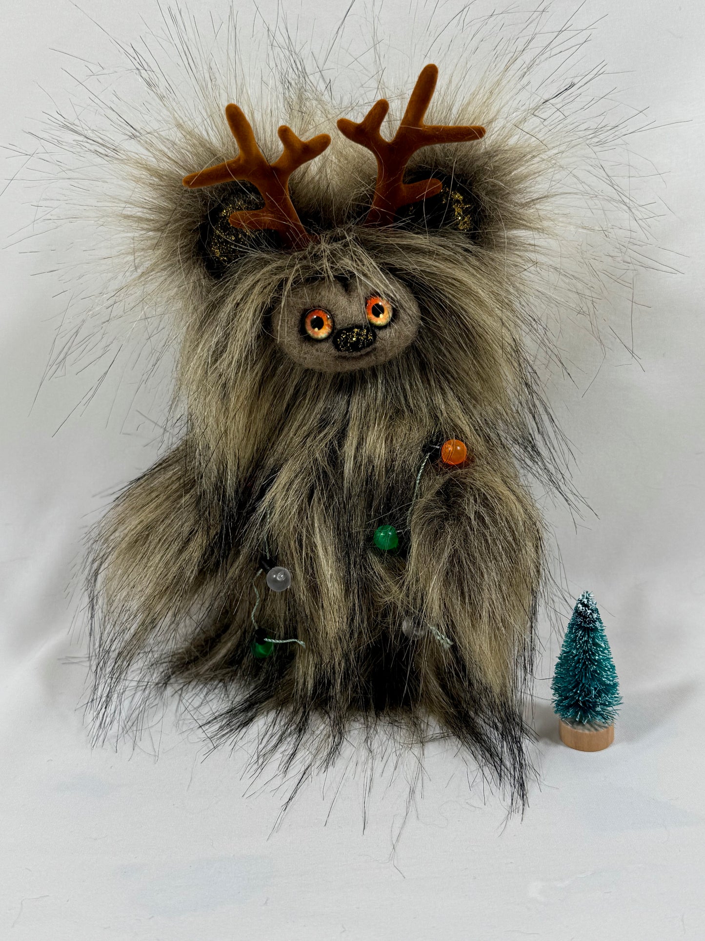 Frimousse de Noël “Nox” – Peluche de collection articulée 17 cm | yeux en verre & visage feutré