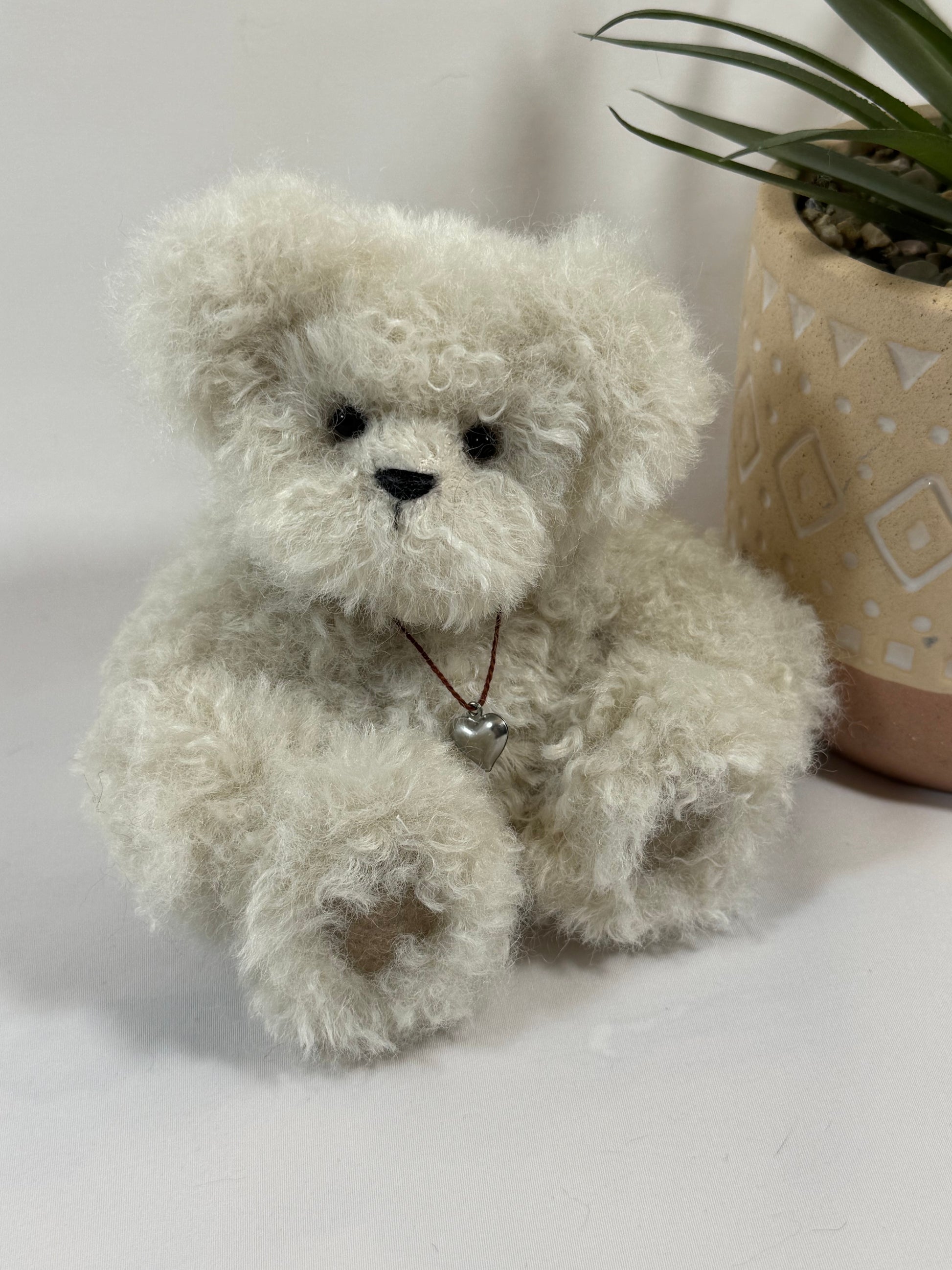 Ours de collection artisanal 15 cm en fausse fourrure beige bouclée