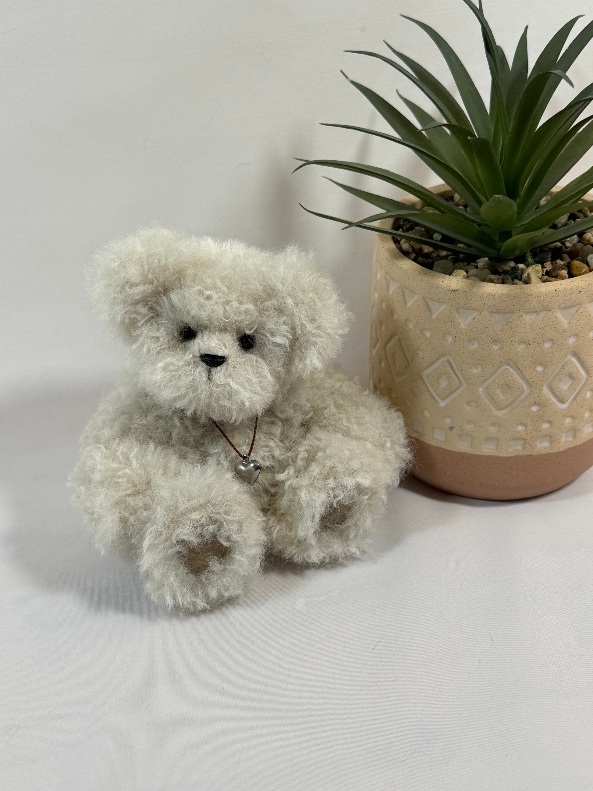 Petit ours articulé à l’ancienne avec yeux en verre et nez brodé