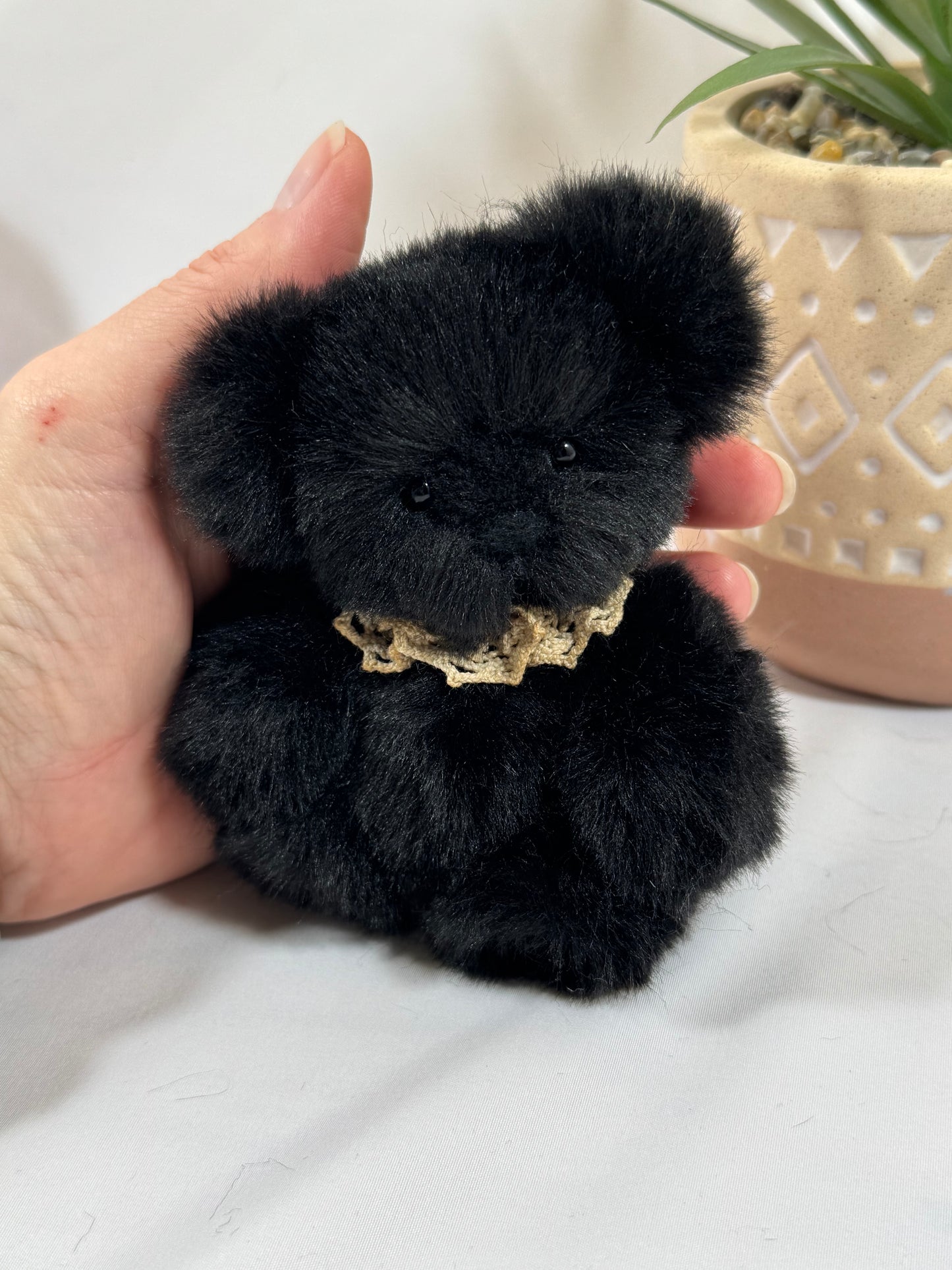 Ours miniature de collection noir 10 cm, articulé, fait main avec col crocheté