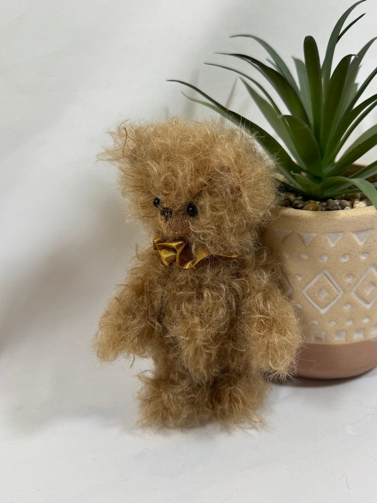 Détail du visage de Gaspard ours de collection en mohair avec yeux en verre noir et nez brodé