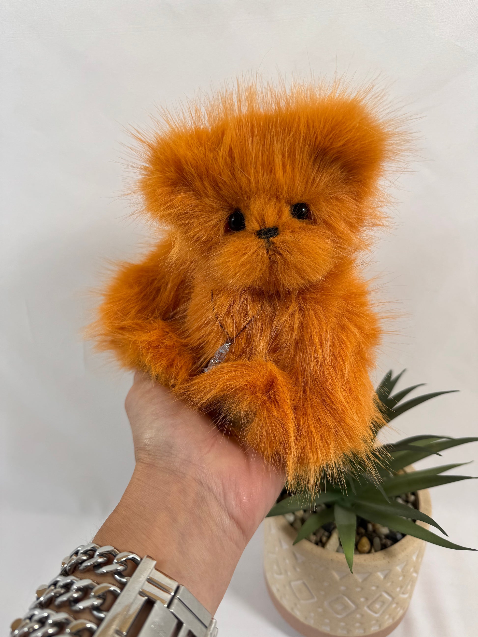 Ours artisanal articulé en fausse fourrure orange – pièce unique Carotte 18 cm