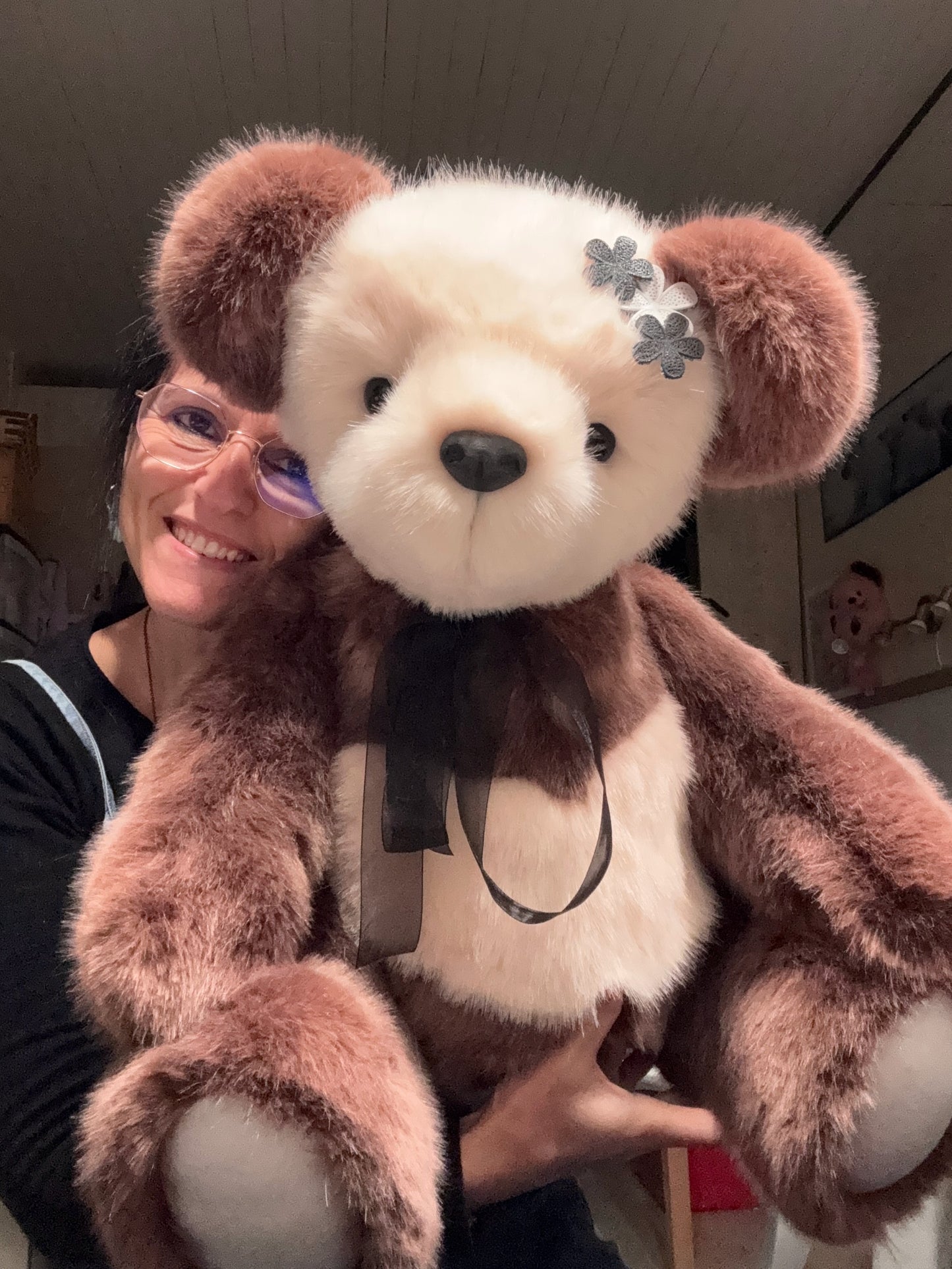 Ours de collection Flowers 65 cm articulé en fausse fourrure rose pâle et marron rosé