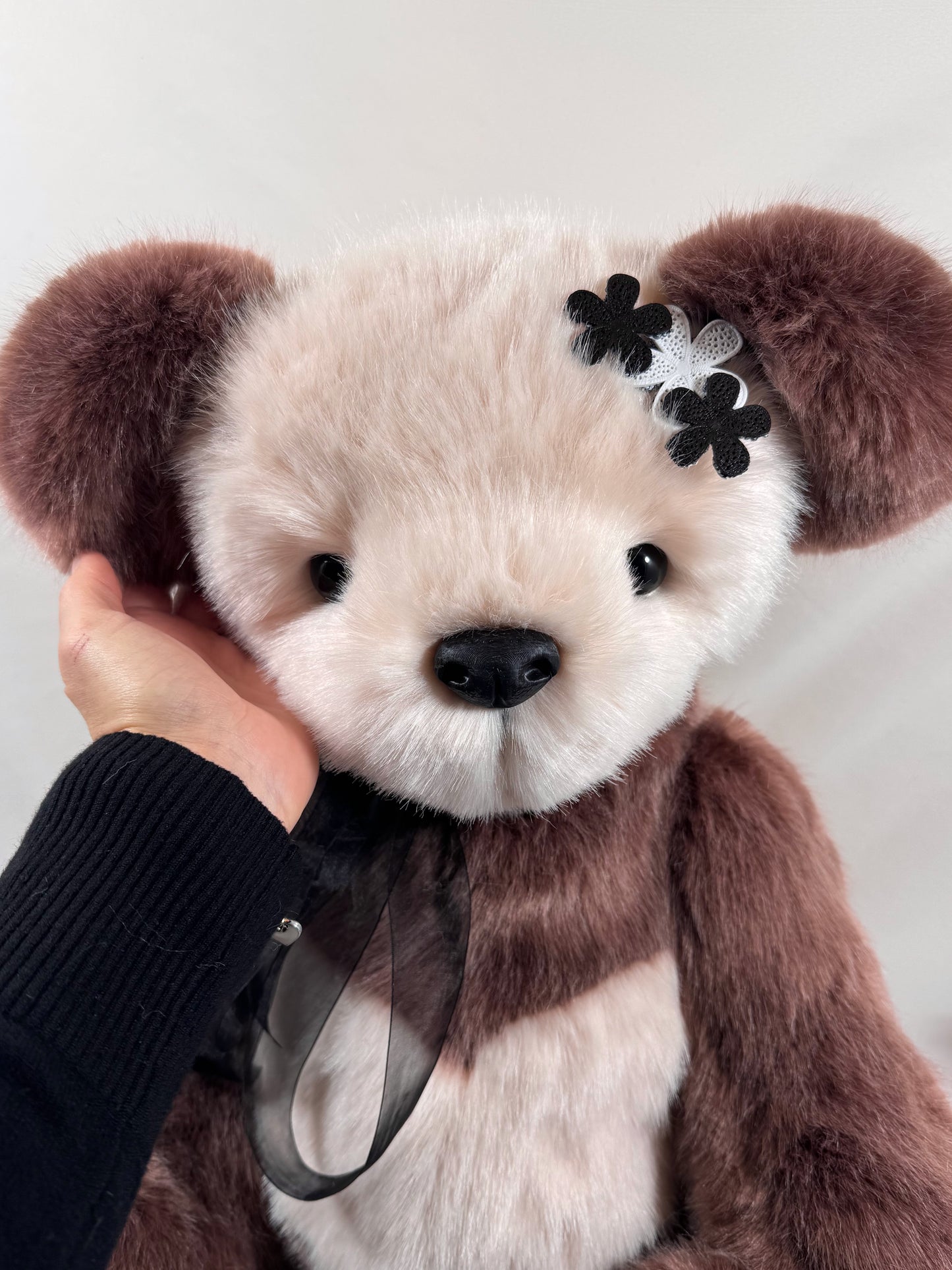 Ours de collection articulé 65 cm Flowers avec barrette de fleurs amovible