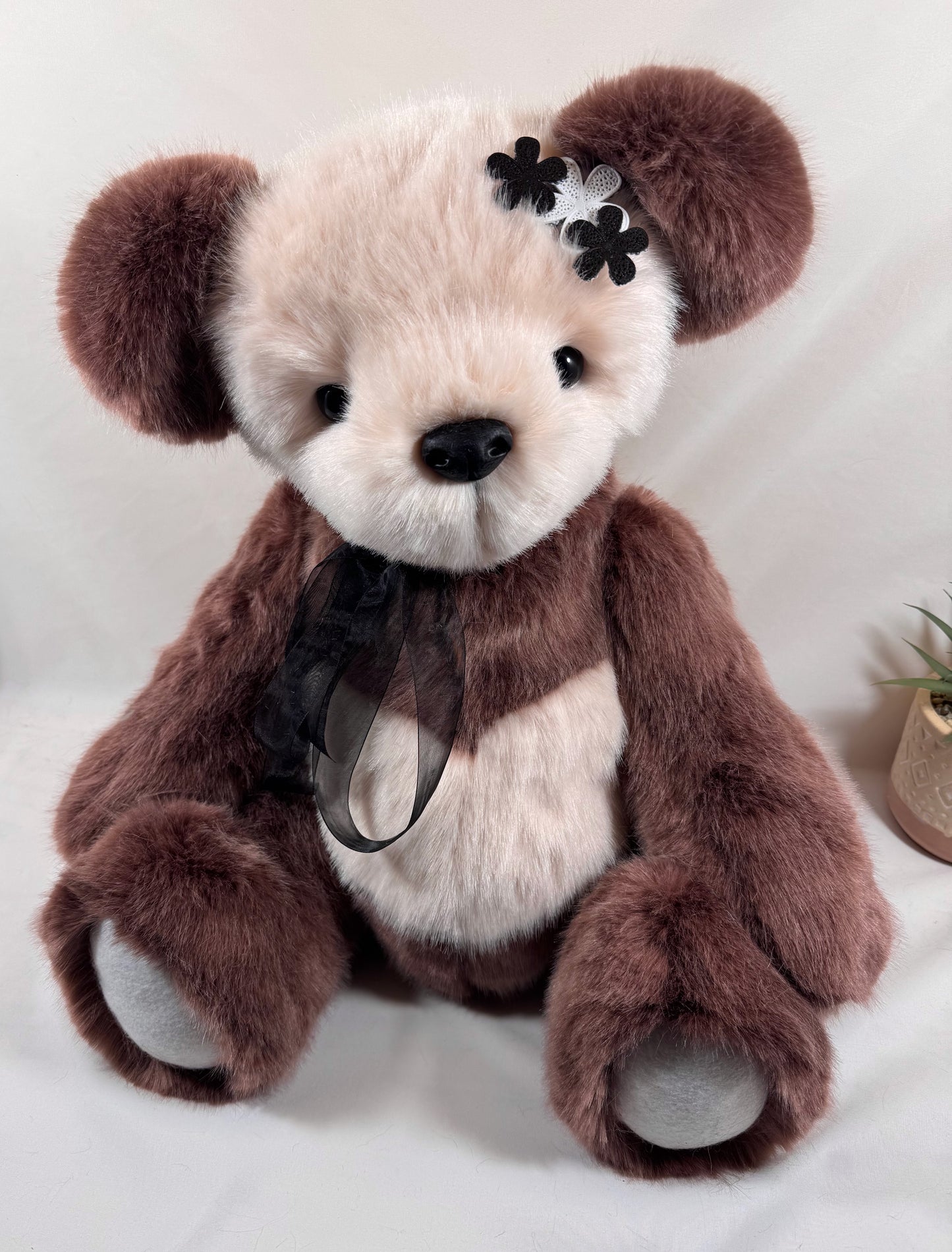 Détail du visage de l’ours Flowers avec nez noir fait main et yeux noirs