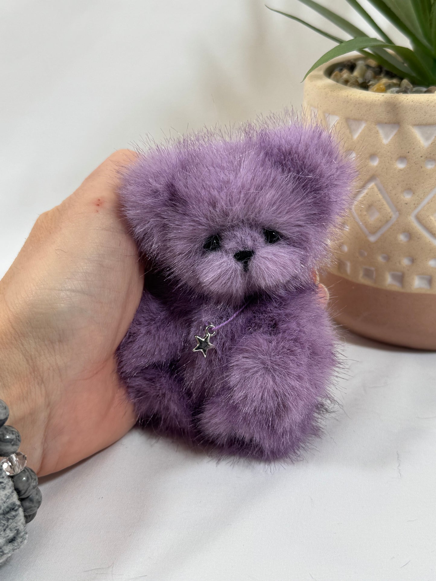 Ours miniature violet Stella 10 cm, fait main, avec pendentif étoile.
