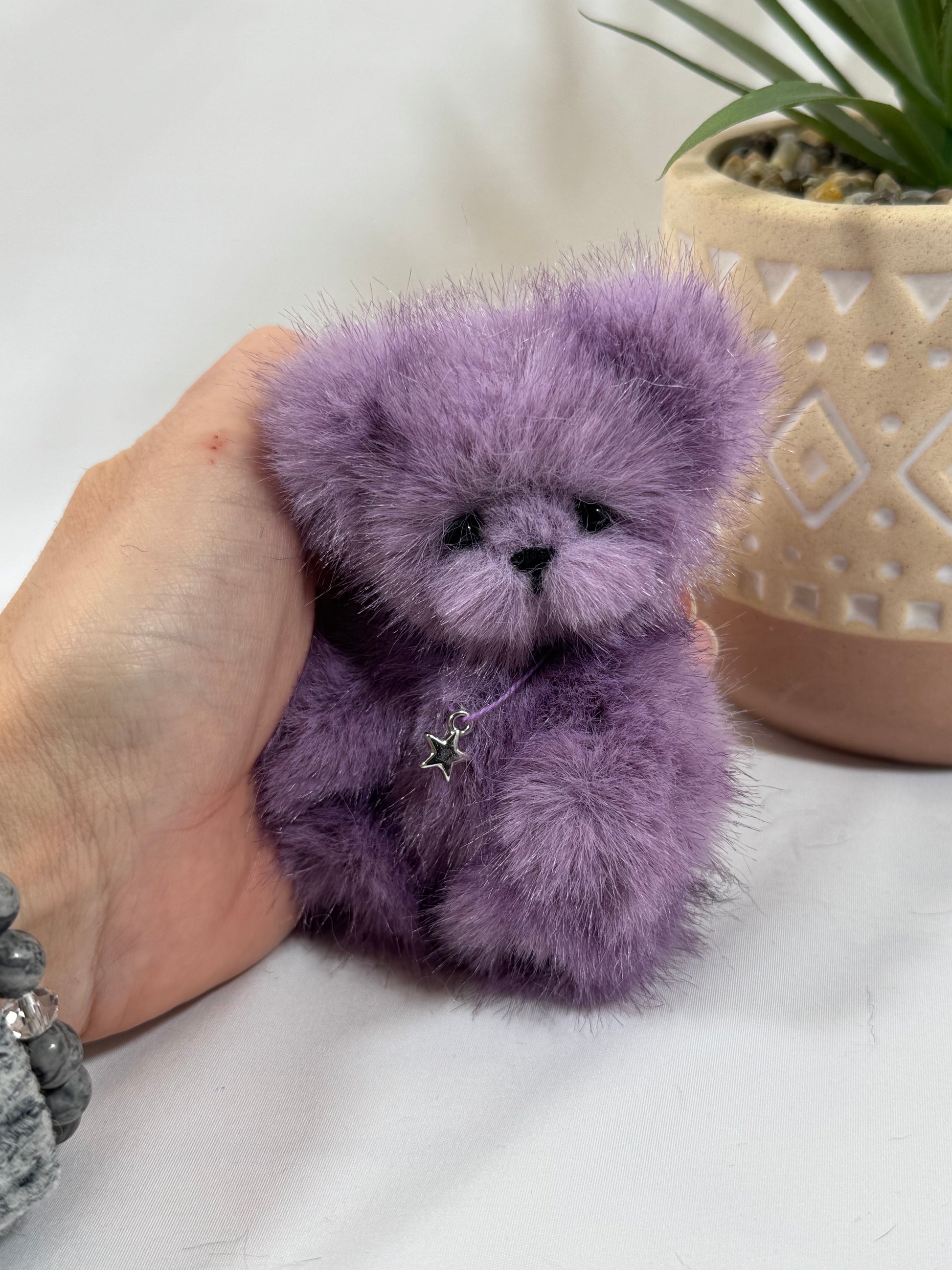 Ours miniature violet Stella 10 cm, fait main, avec pendentif étoile.